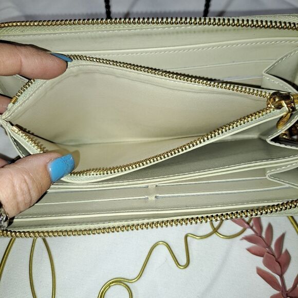 Authentic Louis Vuitton Vernis Sarah zipper wallet. Excellent condition. - Picture 6 of 14